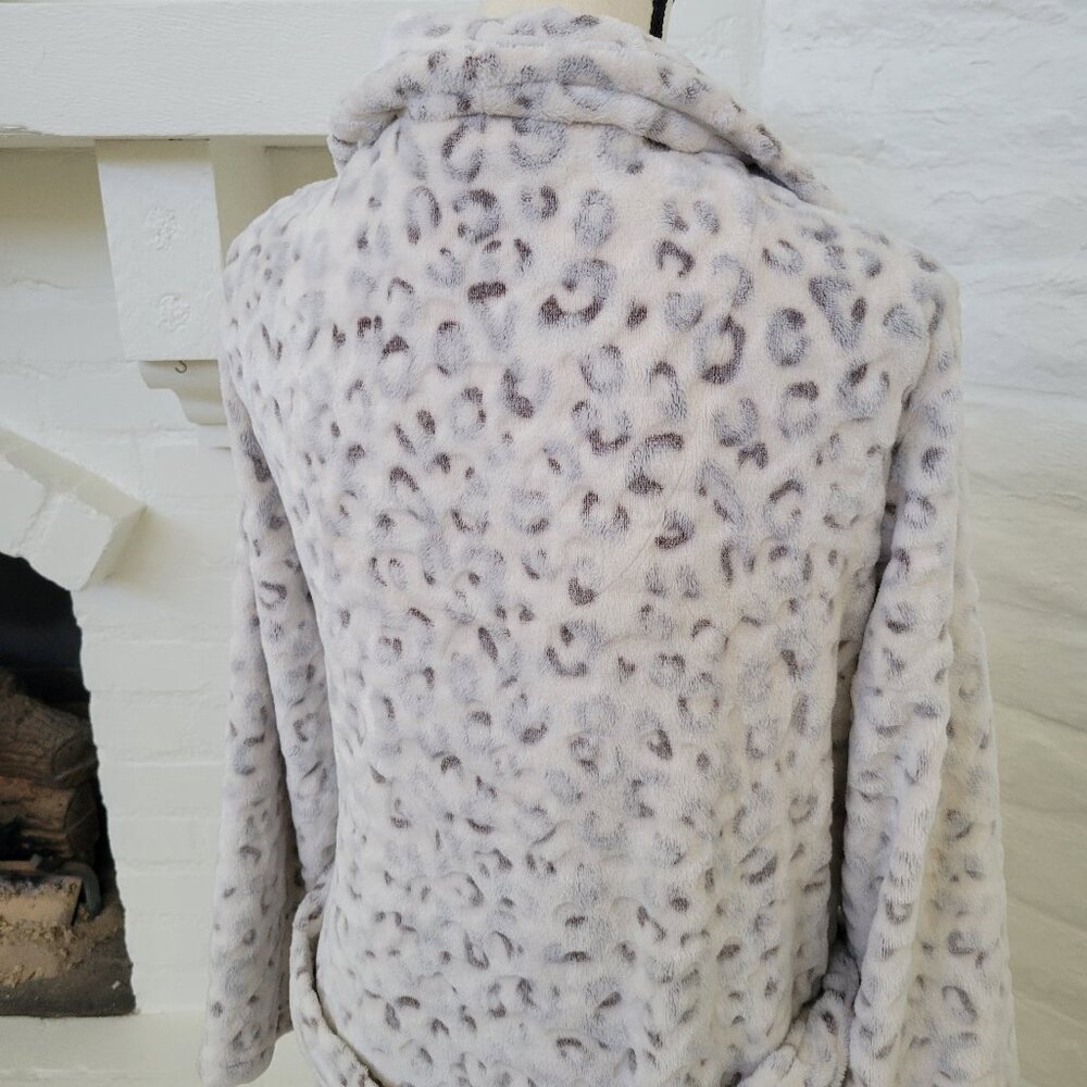 Noire Jasmine Rose Womens Bathrobe Medium White Gray Cheetah Leopard Long Sleeve - Picture 7 of 9